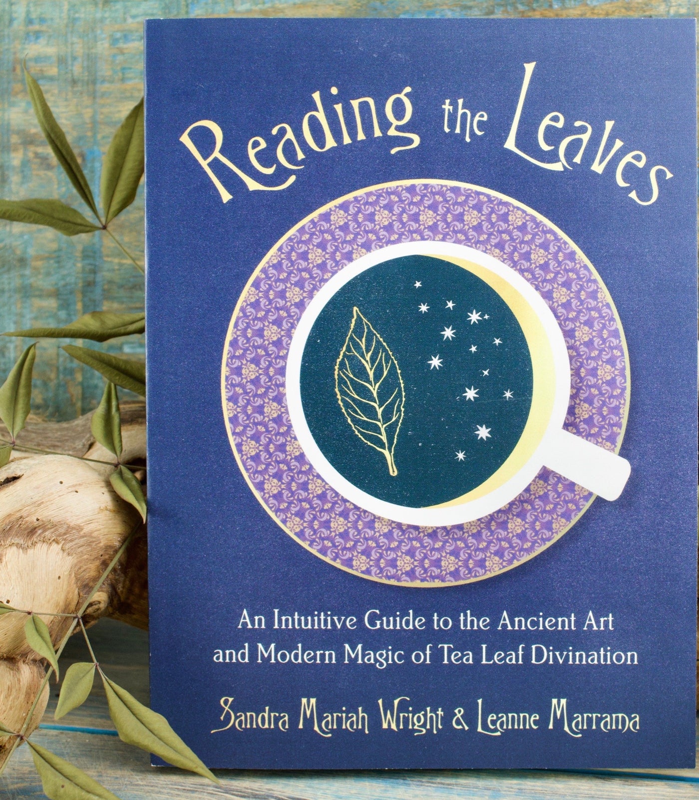 Reading the Leaves: An Intuitive Guide to the Ancient Art and Modern Magic of Tea Leaf Divination